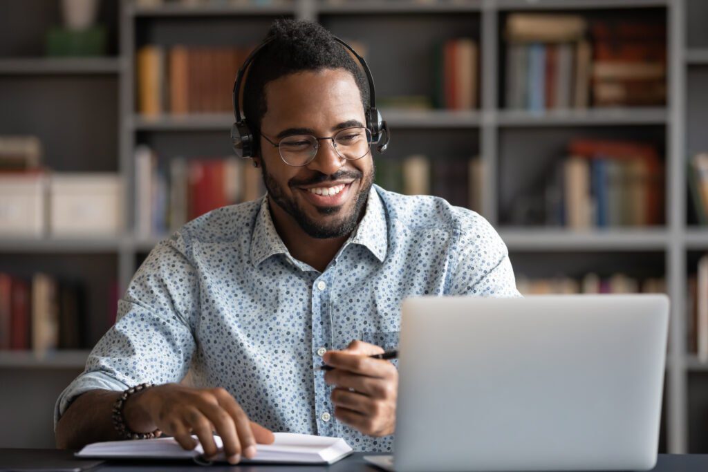 It help desk agent with headset working on a computer